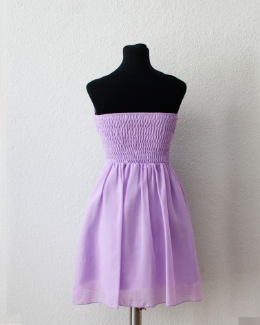 Vestido corto palabra de honor en tul lavanda con flor