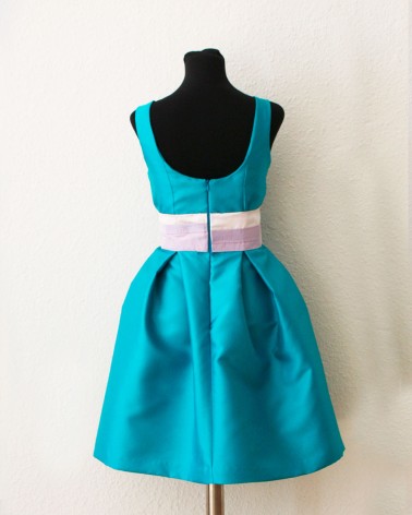 Vestido Corto Azul con Tirantes y Fajín Rosa
