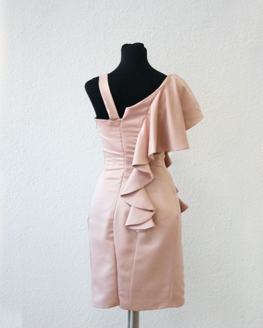 Vestido midi rosa palo ceñido y tirante elegante