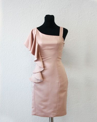 Vestido midi rosa palo ceñido y tirante elegante