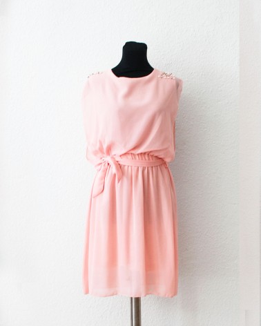 Vestido rosa palo con detalle de perlas y cinturón anudado