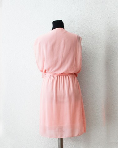 Vestido rosa palo con detalle de perlas y cinturón anudado