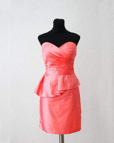 Vestido de cóctel en tafetán rosa con volante y fajín