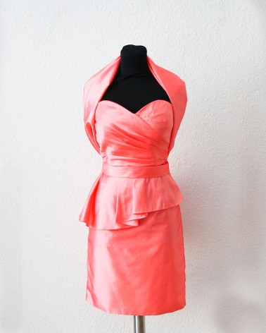 Vestido de cóctel en tafetán rosa con volante y fajín