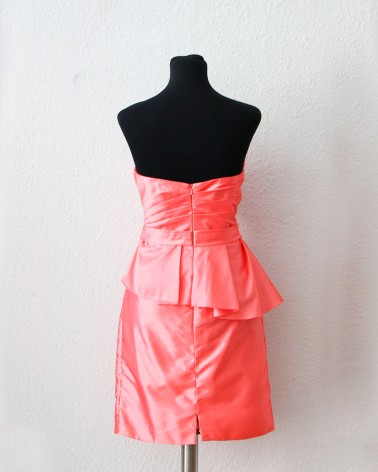 Vestido de cóctel en tafetán rosa con volante y fajín