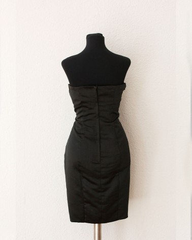 Vestido corto de fiesta negro con detalle fruncido