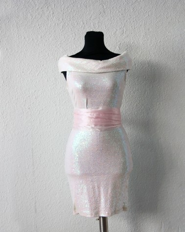 Vestido Corto Rosa Palo Iridiscente con Escote Barco y Fajín