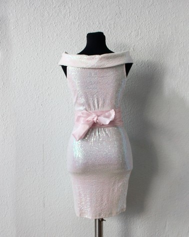 Vestido Corto Rosa Palo Iridiscente con Escote Barco y Fajín