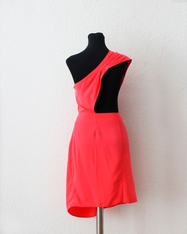 Vestido Coral Asimétrico Drapeado Cut Out