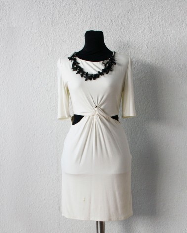 Vestido Fiesta Blanco con Collar Negro
