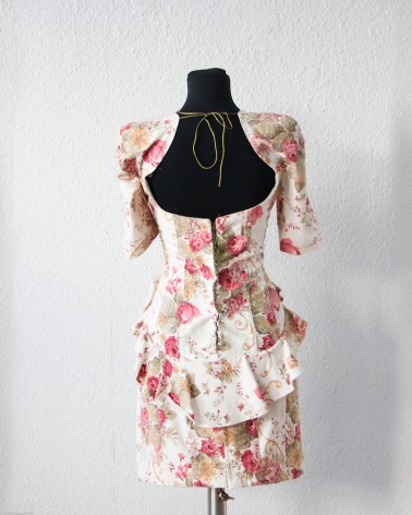 Vestido Corto Floral Estructurado con Escote Corazón y Manga Francesa
