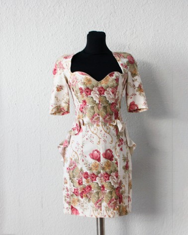 Vestido Corto Floral Estructurado con Escote Corazón y Manga Francesa