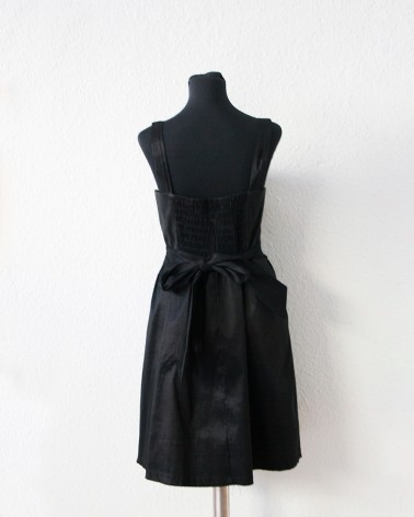 Vestido midi negro con escote fruncido y detalle floral