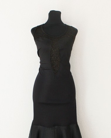 Vestido Largo Negro de Corte Sirena con Escote Ilusión y Tul