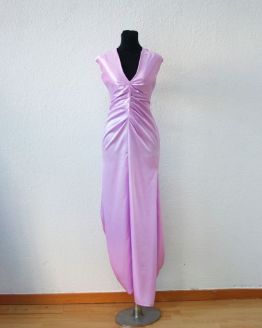Vestido largo lila con collar de estilo árabe