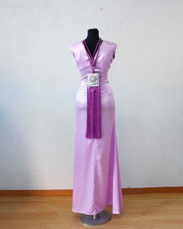 Vestido largo lila con collar de estilo árabe