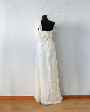 Vestido Largo Blanco asimétrico con aplicaciones florales