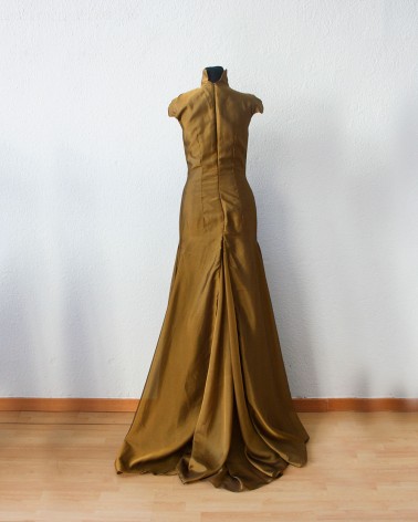 Vestido largo color camel oscuro con flores