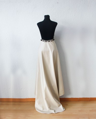 Vestido largo en raso beige con escote halter y detalle de borlas