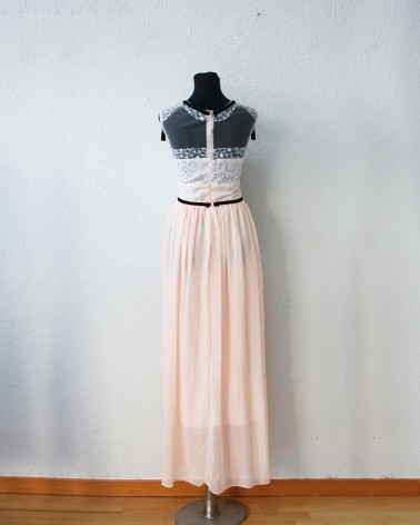Vestido largo rosa empolvado con cuerpo de encaje bordado y tul