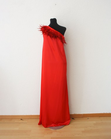 Vestido largo rojo asimétrico con plumas