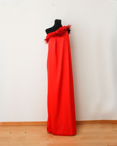 Vestido largo rojo asimétrico con plumas