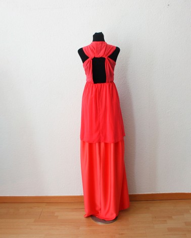 Vestido Largo Coral con Escote Joya y Espalda Vanguardista