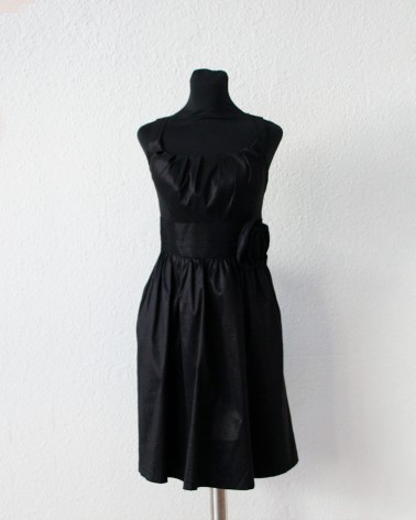 Vestido midi negro con escote fruncido y detalle floral