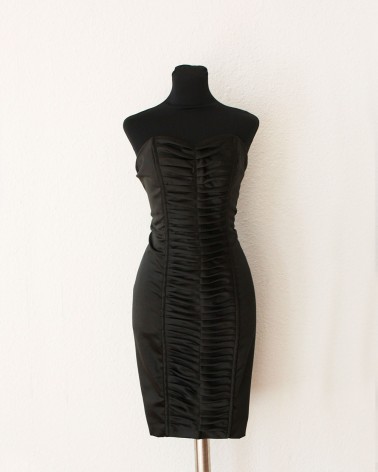 Vestido corto de fiesta negro con detalle fruncido