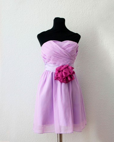 Vestido corto palabra de honor en tul lavanda con flor