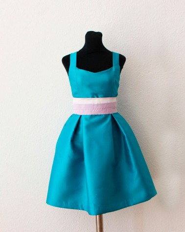 Vestido Corto Azul con Tirantes y Fajín Rosa