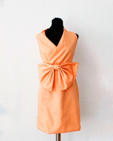 Vestido corto en tafeta melocotón con lazo XL