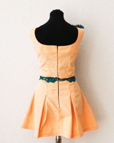 Vestido corto melocotón con cinturilla de encaje verde
