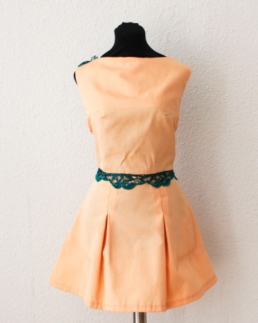 Vestido corto melocotón con cinturilla de encaje verde