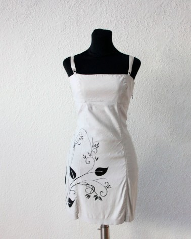 Vestido Blanco con Flores en Negro