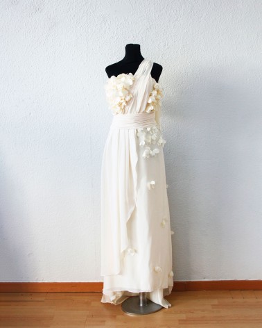 Vestido Largo Blanco asimétrico con aplicaciones florales