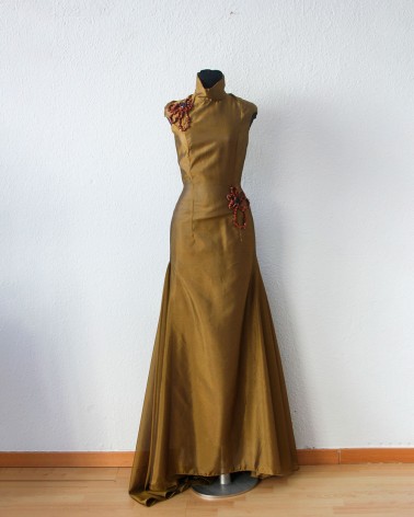 Vestido largo color camel oscuro con flores