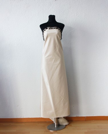 Vestido largo en raso beige con escote halter y detalle de borlas