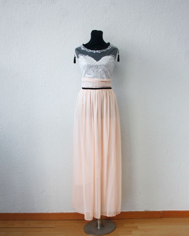 Vestido largo rosa empolvado con cuerpo de encaje bordado y tul