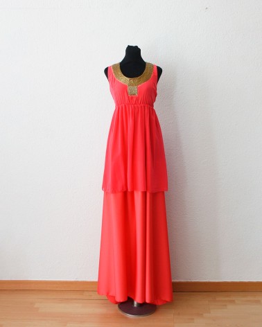 Vestido Largo Coral con Escote Joya y Espalda Vanguardista