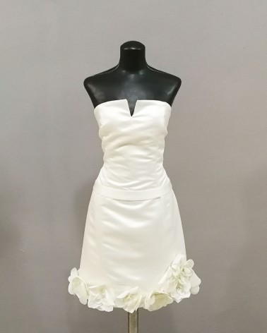 Vestido corto de novia en mikado con palabra de honor y detalle floral en el bajo