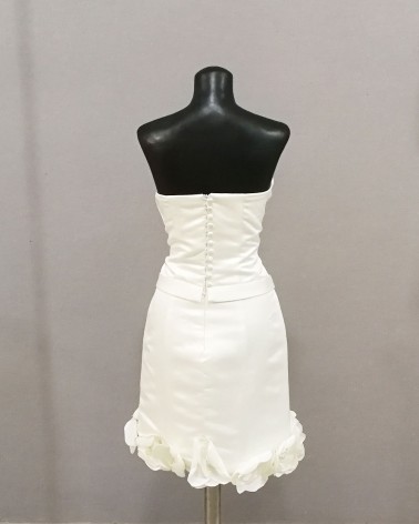 Vestido corto de novia en mikado con palabra de honor y detalle floral en el bajo