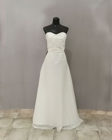 Vestido de novia en organza con escote corazón y falda con sobrefalda vaporosa