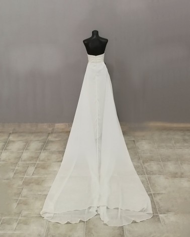 Vestido de novia en organza con escote corazón y falda con sobrefalda vaporosa