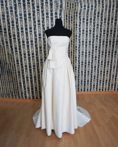 Vestido de novia palabra de honor en mikado con lazo asimétrico y falda de cola