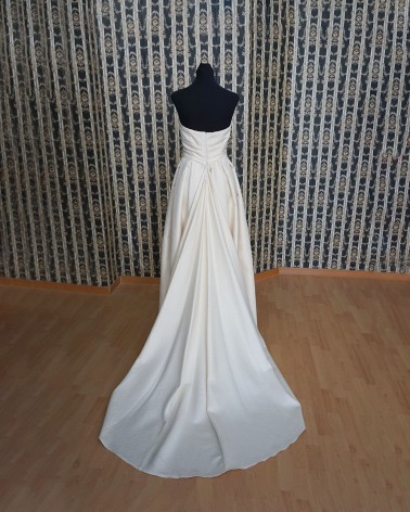 Vestido de novia palabra de honor en mikado con lazo asimétrico y falda de cola