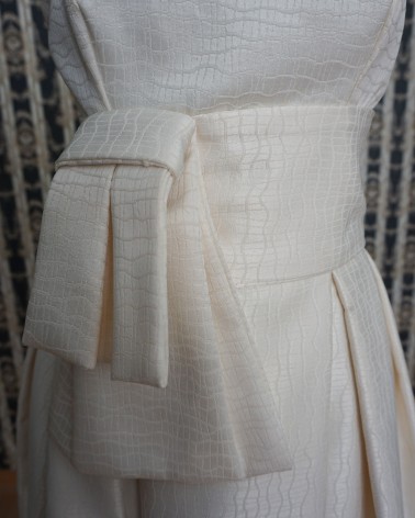 Vestido de novia palabra de honor en mikado con lazo asimétrico y falda de cola