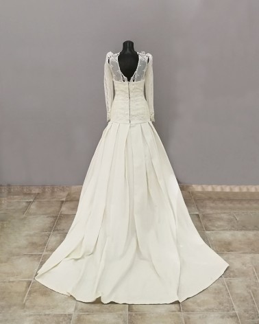 Vestido de novia con cuerpo de encaje y manga larga ilusión