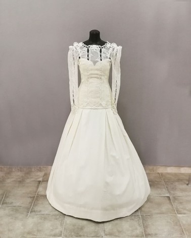 Vestido de novia con cuerpo de encaje y manga larga ilusión
