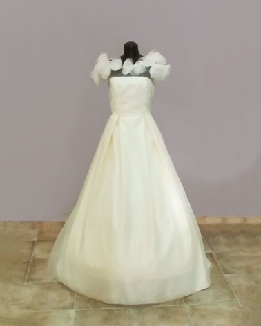 Vestido de novia en mikado con aplicaciones florales y falda con cola